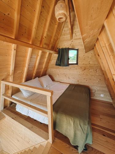 - une chambre dans une cabane en rondins avec des lits superposés dans l'établissement Fontaine aux Herbes - Ecolodge Humulus lupulus, à Clarbec