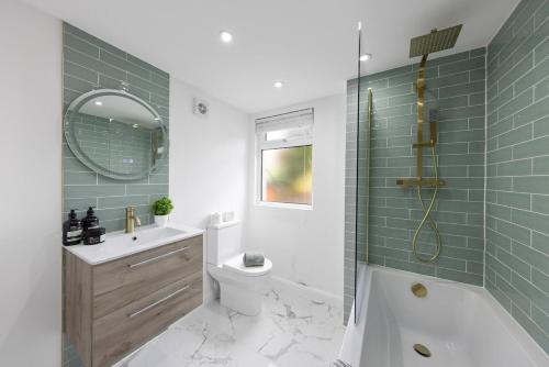 Et badeværelse på Cornerstone Cottage Orpington - Spacious 3 Bedroom Home - Sleeps 7