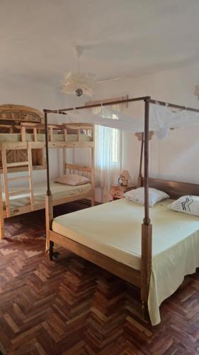 - une chambre avec 3 lits superposés dans l'établissement Oasis Kemba Hôtel-Restaurant-Bar, à Toliara