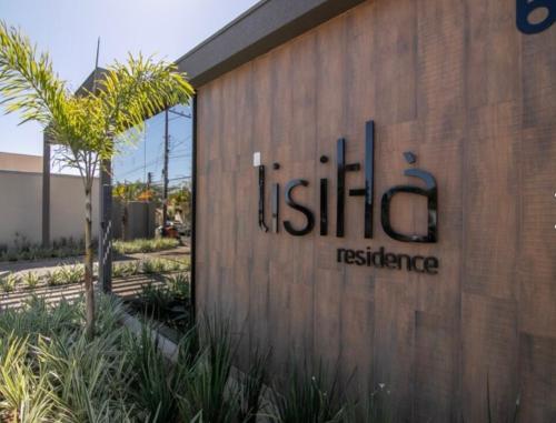 uma placa na lateral de um prédio em Apartamnto Lisittá em Franca