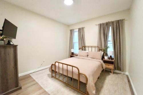 Postel nebo postele na pokoji v ubytování Cozy 4BD2BA Near Boston-Encore-T-Station and Diners