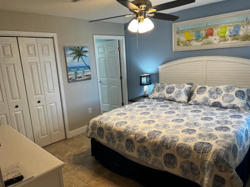 een slaapkamer met een bed en een plafondventilator bij Panama City Beach, Beach Front Condo 207 in Panama City Beach