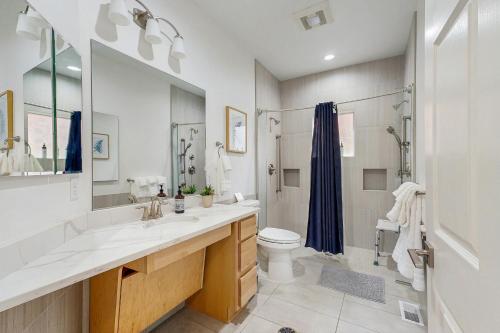 Un baño con lavabo, inodoro y ducha. en The Northern Moose Retreat, en Anchorage