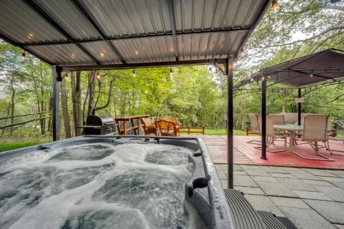 Patio nebo venkovní prostory v ubytování Luxe Pocono Retreat! Pet Friendly Hot Tub, Firepit, Sauna, Game Room, Fireplace, Ski, BBQ, Lakes, Pool Tennis Fishing