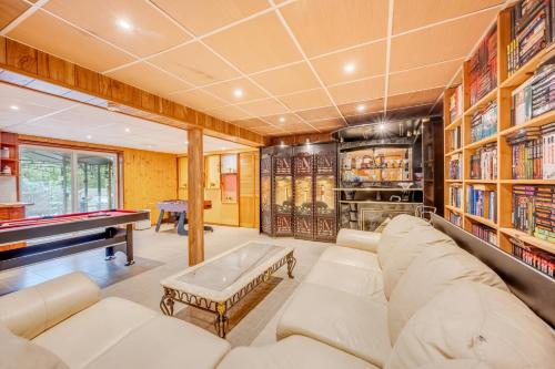 พื้นที่นั่งเล่นของ Luxe Pocono retreat! Hot Tub, Firepit, Sauna, Game Room, Fireplace, Ski, BBQ, Lakes, Pool Tennis fishing