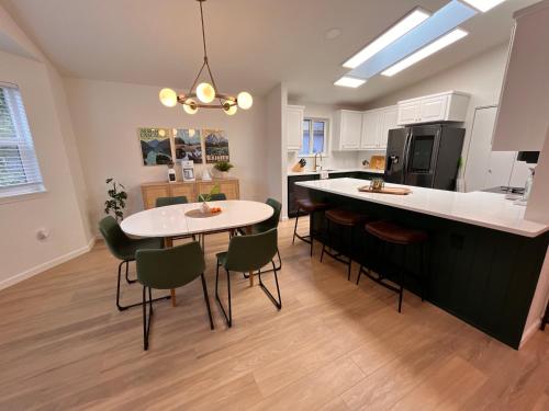 Cucina o angolo cottura di Olympic House: 3min from ONP w/ Sauna + Rec room