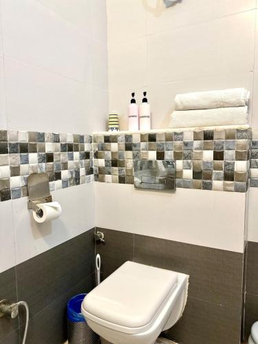 Bilik mandi di ANAND VILLA HOLIDAY HOME, 5BHK Villa