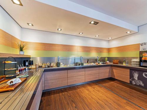 B&B Hotel Bochum Hbf-Südにあるキッチンまたは簡易キッチン