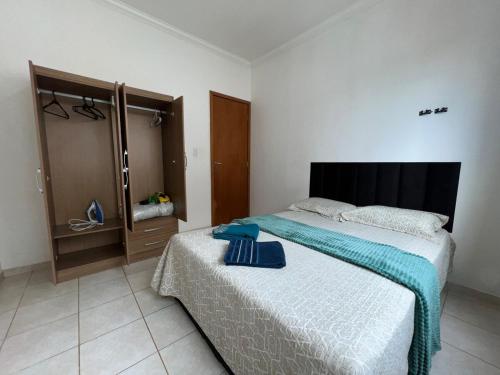 Ένα ή περισσότερα κρεβάτια σε δωμάτιο στο Apartamento em Condomínio Proximo ao Shopping