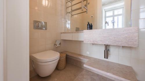 Charm 2BDR Apartment with River View by LovelyStay