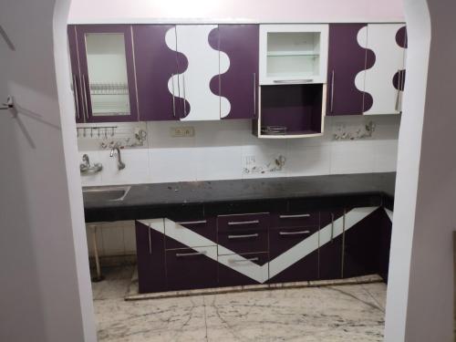 Koupelna v ubytování INDEPENDENT FLOOR 1ST IN LIG11 SWARN JAYANTI NAGAR NEAR WATER TANK IN FRONT OF AURA PEARL APARTMENt