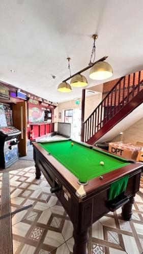 a pool table in the middle of a room at Shanahans B&B with Sports Bar in Birmingham