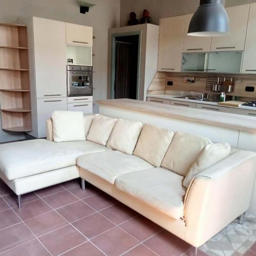 un divano bianco in mezzo alla cucina di Reggia di Re Alboino a Pavia