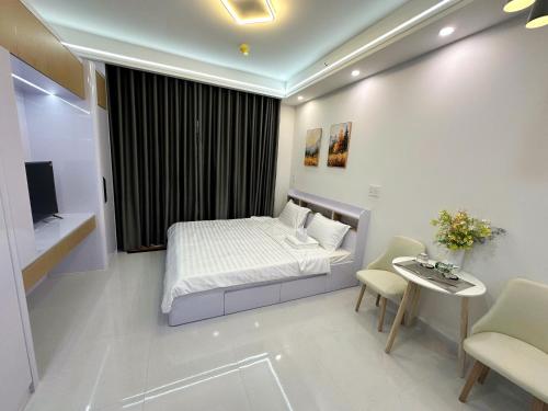 a bedroom with a bed and a table and chairs at New Lavida in Dĩ An