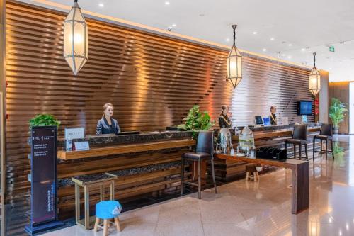 a restaurant with people sitting at a bar at Crowne Plaza Kunming City Centre by IHG in Kunming