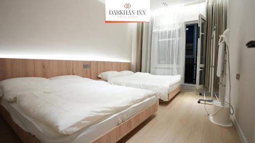 Llit o llits en una habitació de DarkhanInn