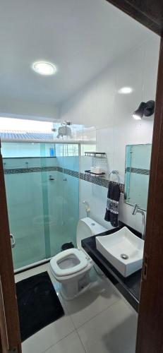 a bathroom with a toilet and a sink at Flat - Studio - Casas Arraial Só Lazer in Arraial do Cabo