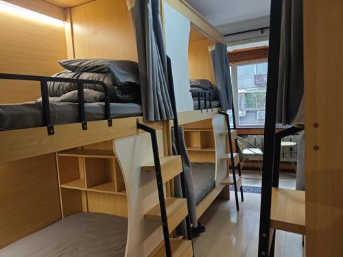 西安市にあるXi'an Ajinerjia International Youth Hostelの部屋にある二段ベッドのグループ