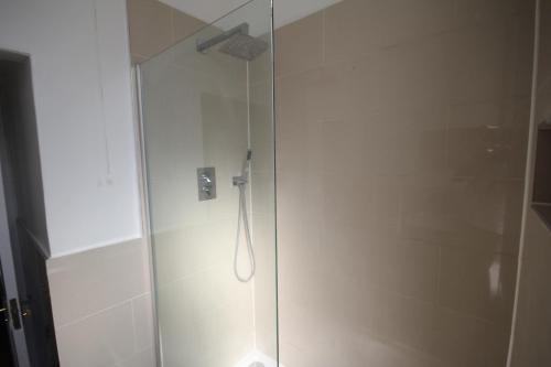 Un baño de Osterley Place - Apt B