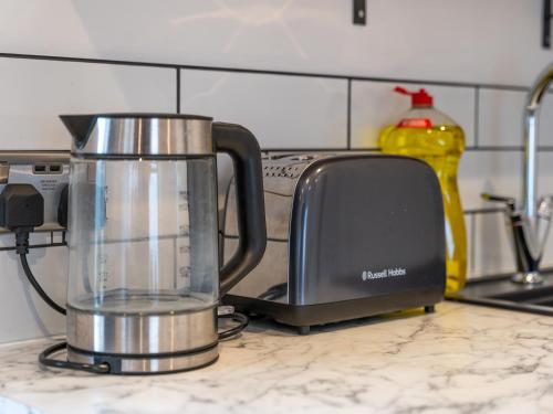 Cucina o angolo cottura di Lush apartments, Pool Table, Netflix, Parking, Long Term Discounts