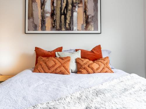 Letto o letti in una camera di Lush apartments, Pool Table, Netflix, Parking, Long Term Discounts