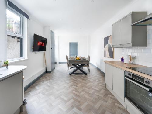 Cucina o angolo cottura di Lush apartments, Pool Table, Netflix, Parking, Long Term Discounts