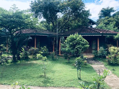 Κήπος έξω από το Sigiriya Melrose Villas