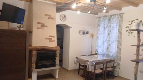 ein Esszimmer mit Tisch und Kamin in der Unterkunft la meridiana lago maggiore 2 in Laveno-Mombello