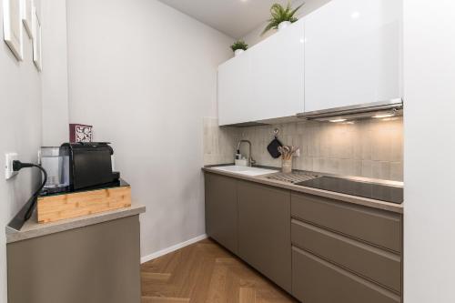 a kitchen with a sink and a microwave at Riviera Suite in Santa Marinella