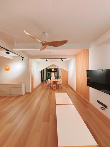 Televisyen dan/atau pusat hiburan di Muji Home with Private Pool