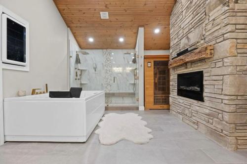 Ένα μπάνιο στο Charming 4-br Modern Farmhouse