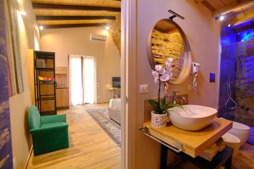 a bathroom with a sink and a mirror at Villa Cavetta in Agrigento