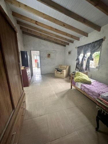 une chambre avec un lit et un canapé dans une pièce dans l'établissement Dulce María, à Costa Azul