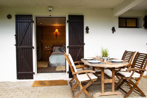 1 bed ground floor apartment with garden & parking