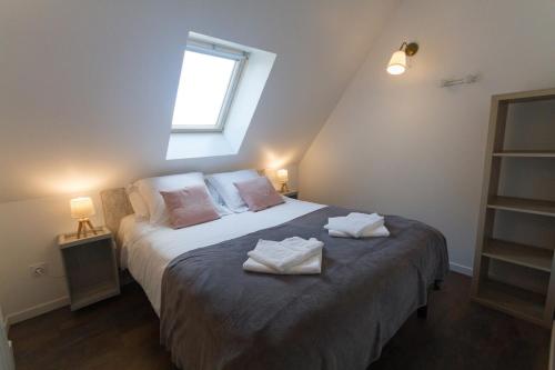 a bedroom with a bed with two towels on it at ENTRE LOIRE ET CHER Chambres d'Hôtes in Tour-en-Sologne