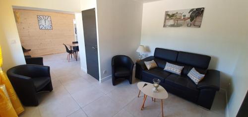a living room with a couch and chairs and a table at ENTRE LOIRE ET CHER Grand Gîte "Côté Tilleul" in Tour-en-Sologne