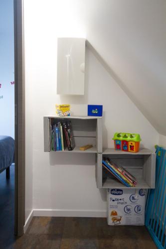 a shelf under the stairs with books at ENTRE LOIRE ET CHER Grand Gîte "Côté Tilleul" in Tour-en-Sologne