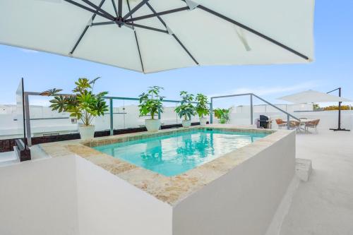 Πισίνα στο ή κοντά στο Luxury penthouse with a hot tub 3 minutes from the beach