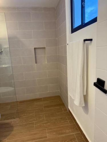 Ένα μπάνιο στο Luxury penthouse with a hot tub 3 minutes from the beach