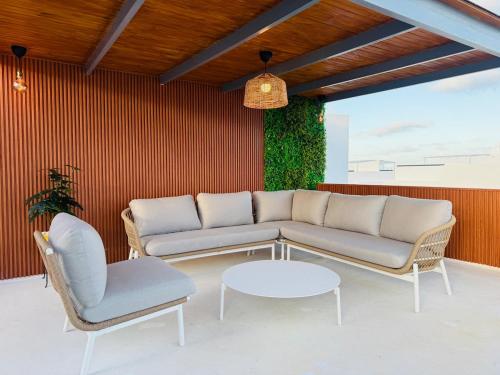 Χώρος καθιστικού στο Luxury penthouse with a hot tub 3 minutes from the beach