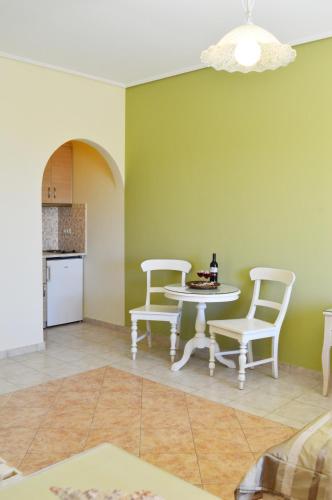 eine Küche mit Tisch und Stühlen in einem Zimmer in der Unterkunft Kalia Studios in Agia Anna