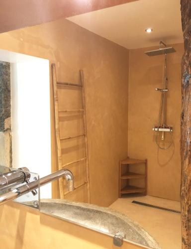 La salle de bains privative est pourvue d'un lavabo et d'une douche. dans l'établissement La Datcha Delicatessen, à Tulette