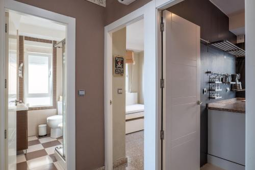 a bathroom with a toilet and a sink at Frente al mar y a pie de playa in Torrenueva