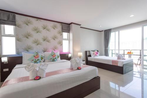 Кровать или кровати в номере The Chic Patong Hotel