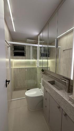 Ένα μπάνιο στο Apartamento de 1 quarto próximo ao mar