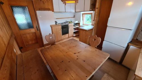 Geräumiges Apartment in Kufstein mit Parkplatzにあるキッチンまたは簡易キッチン