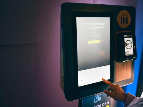 a person is pointing at a computer screen at B&B Hotel Nürnberg-Hbf in Nürnberg