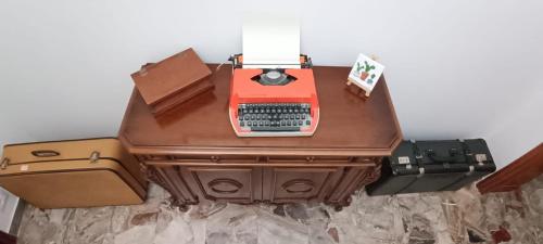 a desk with a typewriter on top of it at Ali Blu bed and breakfast in Uggiano la Chiesa