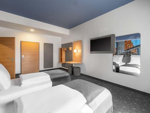 Μια τηλεόραση ή/και κέντρο ψυχαγωγίας στο B&B Hotel Schweinfurt-City