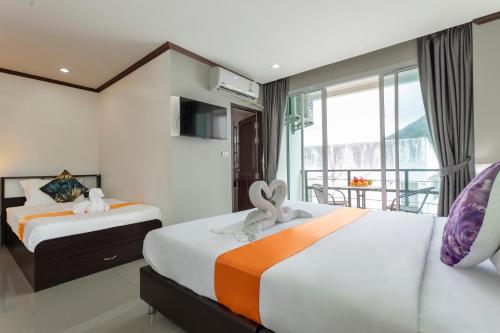 Кровать или кровати в номере The Chic Patong Hotel